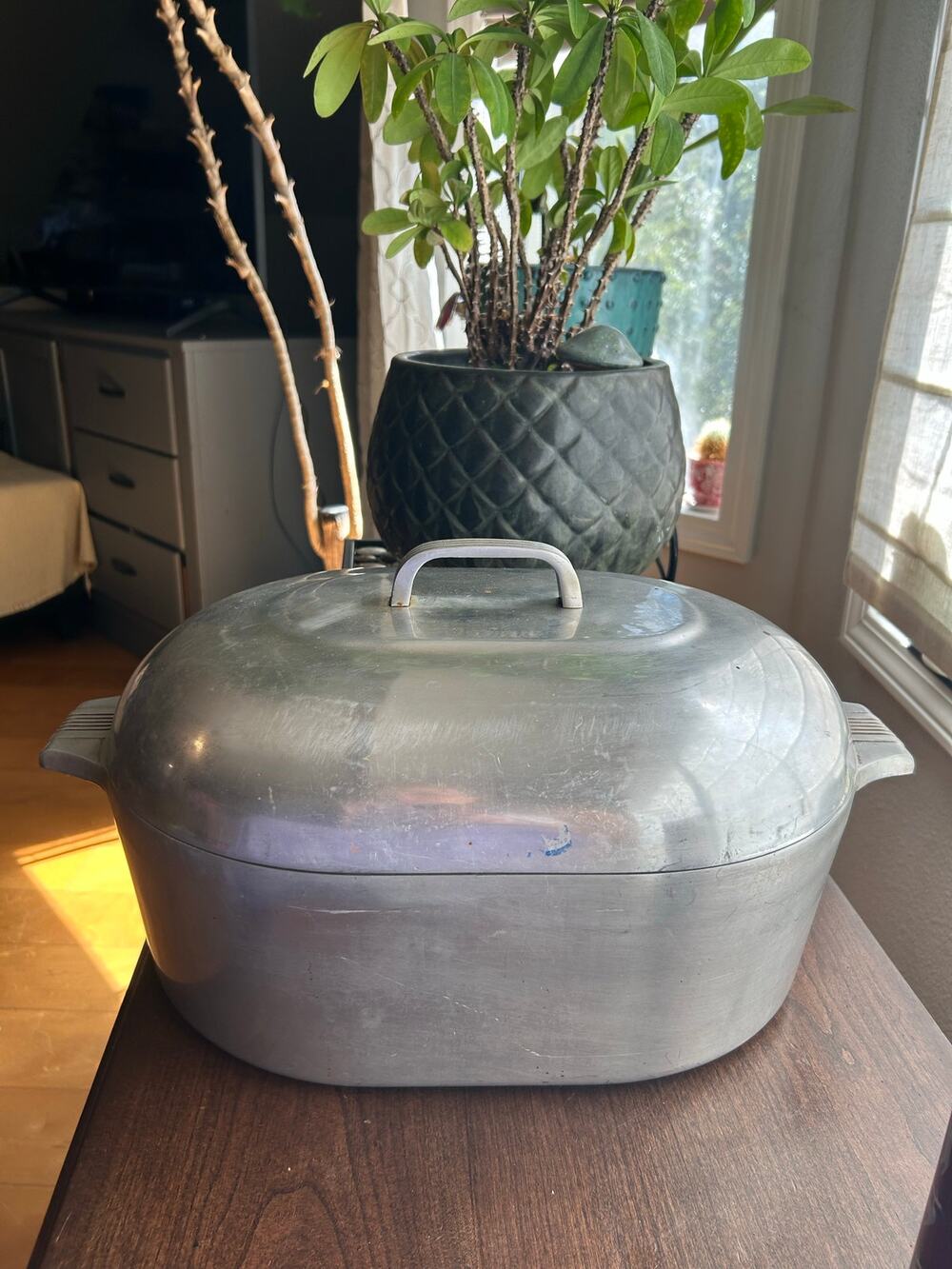 WagnerWare Magnalite 4267-P 13 Qt Roaster with Lid & Trivet